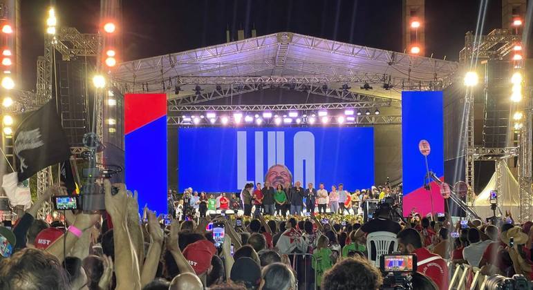 Em todo comício, Lula promete picanha e cerveja: "O povo entra em delírio"
