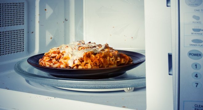A comida só deve ser esquentada no micro-ondas uma vez