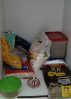 Únicos alimentos do armário da casa de Sandra