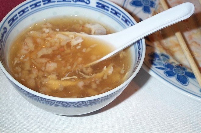 Essa é uma sopa de ninho de andorinha, um dos pratos mais caros da culinária oriental. Muito porque ele é raro e feito da saliva do animal. Um quilo de ninho de andorinha pode custar até US$ 10.000. Uma tigela como essa da imagem custa, em média, US$ 60Também na China, esse bizarro peixe com cara humana surgiu e assombrou turistas. Veja a seguir essa história bizarra!