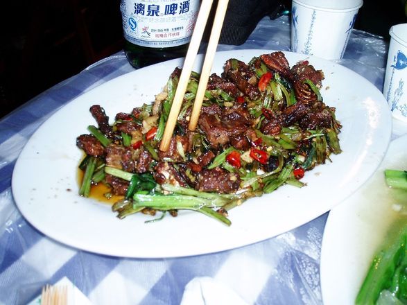 RATOS! Comer ratos pode parecer um hábito bizarro, mas é comum em vários países da Ásia, como China, Tailândia e Vietnã. Na imagem, um prato de carne de rato da China. Olhando assim nem pareceLEIA TAMBÉM: Homem quis embelezar cama com flores, mas resultado ficou macabro