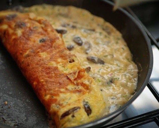 Que tal esta omelete de larvas de bicho-da-seda?! Elas são misturadas com cebola cortada e fritas ovos de galinha. Junto com todos esses ingredientes, está a crisálida, uma casca que envolve o bicho-da-seda. Além dos chineses, os tailandeses também comem esse belo prato
