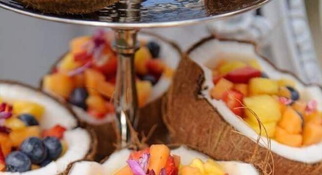 comidas para festa na piscina servidas dentro de coco Foto Wedding Mapper