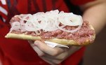 Este prato, por exemplo, é chamado de sanduíche canibal e é servido em restaurantes do estado de Wisconsin. Tudo porque é feito de carne crua e cebola, no pão de centeioNÃO PERCA: Cliente pede a vendedor que coloque nome inacreditável em pedido, e print viraliza