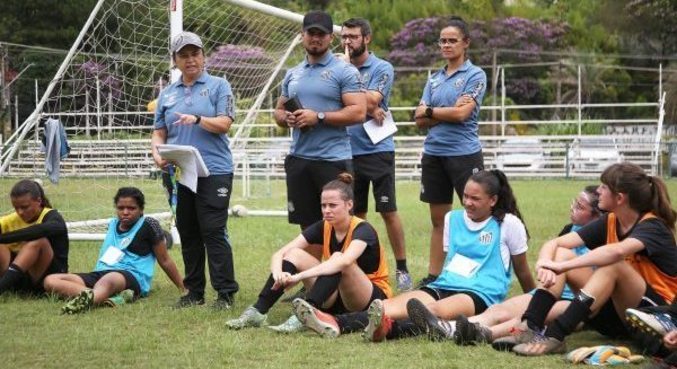 Jovens jogadoras e comissão durante seletiva santista realizada em São Paulo