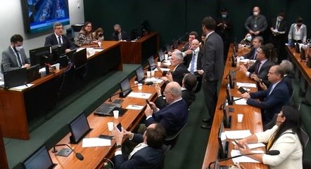 Deputados durante sessão na Comissão Especial