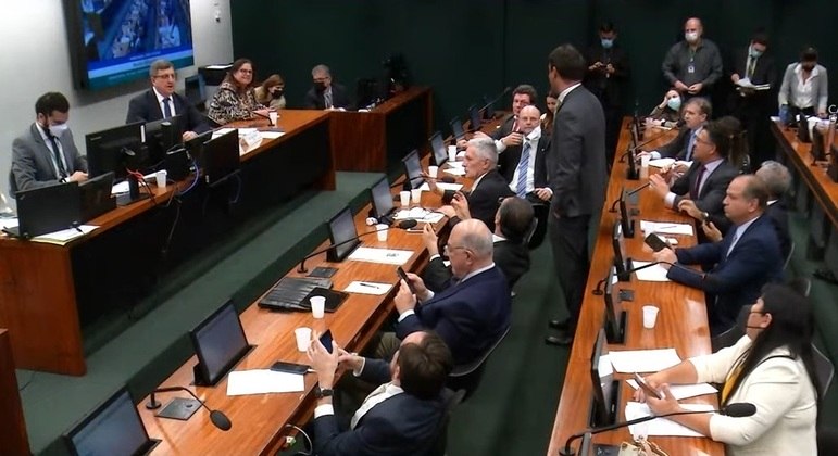 Deputados reunidos durante a comissão especial da Câmara dos Deputados sobre a PEC 015/22