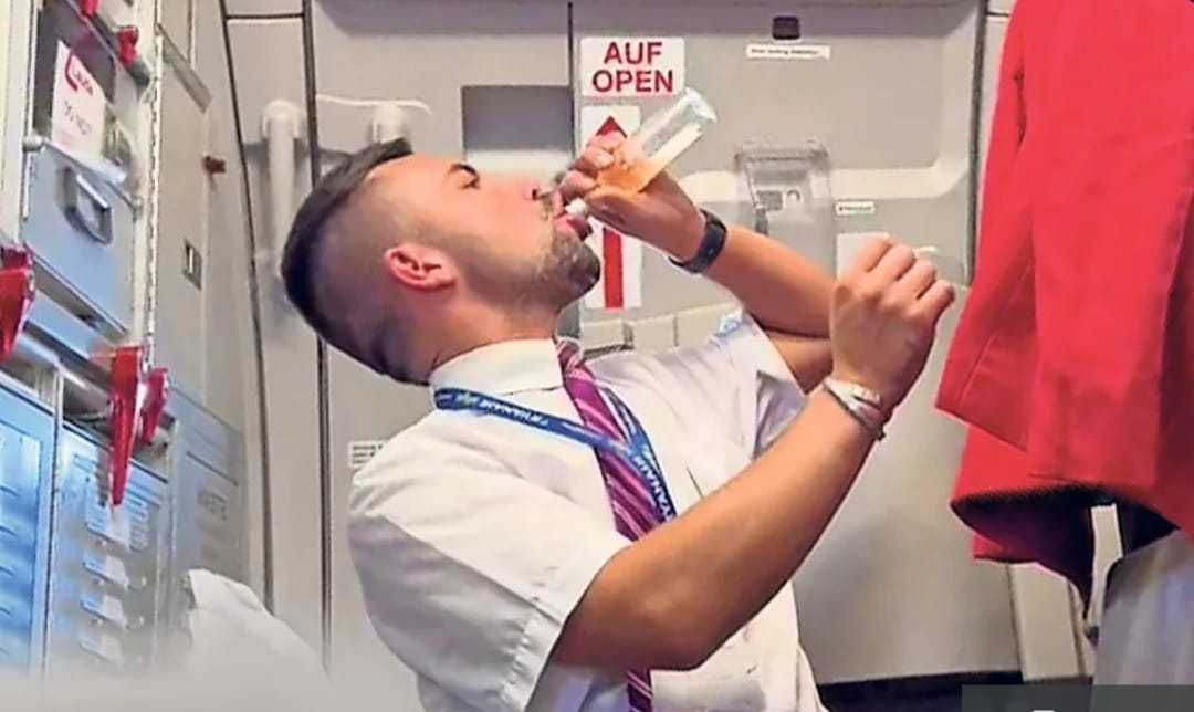 Comissário foi demitido por, supostamente, ingerir bebida alcoólica durante voo