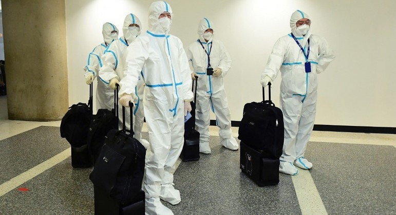 Comissários de bordo chineses em desembarque no aeroporto de Los Angeles, EUA