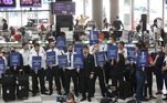 Aeronautas se reuniram em meio à paralisação no Aeroporto de Congonhas, na zona sul de São Paulo, na manhã desta segunda-feira, para protestar contra condições de trabalho e para reivindicar reajustes. Aeroportos de todo o país ficaram lotados