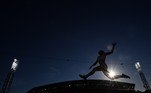 Jazmin Sawyers, da Inglaterra, compete durante a final feminina de atletismo do salto em distância no Alexander Stadium, em Birmingham, no décimo dia dos Jogos da Commonwealth em Birmingham, centro da Inglaterra, em 7 de agosto