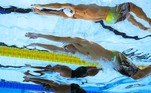 O sul-africano Chad Le Clos (no topo) e o canadense Joshua Liendo Edwards competem na final masculina de natação de 100 m borboleta no Sandwell Aquatics Centre, no quinto dia dos Jogos da Commonwealth, em Birmingham, em 2 de agosto
