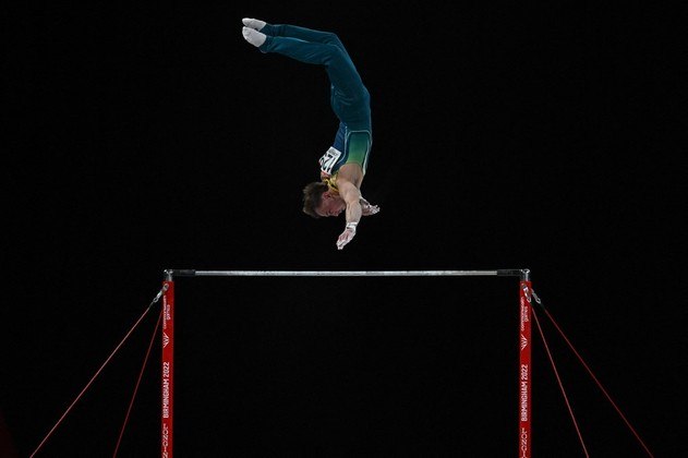 Mitchell Morgans, da Austrália, compete na barra horizontal durante o evento final de ginástica artística da equipe masculina na Arena Birmingham, em Birmingham, no primeiro dia dos Jogos da Commonwealth em Birmingham, centro da Inglaterra, em 29 de julho