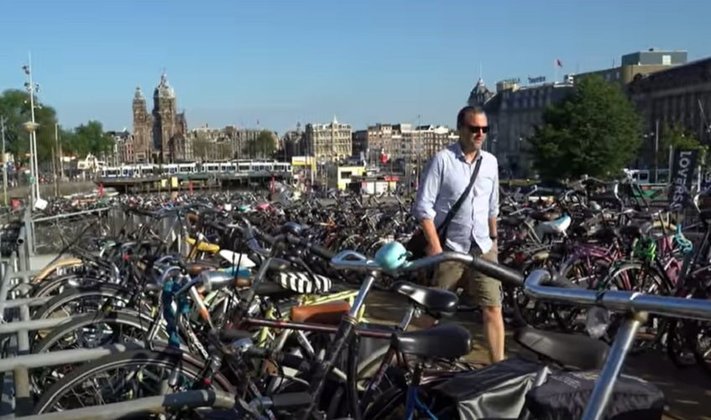 Como a Holanda tem uma geografia com predominância plana, os habitantes locais utilizam constantemente a bicicleta como meio de transporte, deixando o carro muitas vezes 