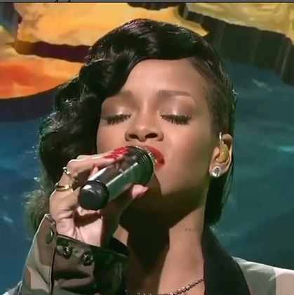 Como cantora, Rihanna tem um alcance de voz de mezzo-soprano. Influenciada pela música caribenha (Reggae, Calipso, Soca), adotou o Rock por paixão, misturando com Hip-Hop e Rhythm & Blues, projetando canções românticas: um mix que os fãs absorvem com prazer. 