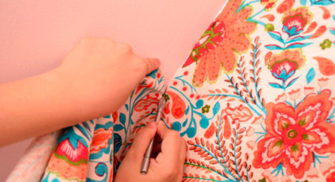 como colar tecido na parede