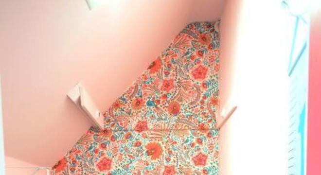 Como colar tecido na parede com cola branca e fita dupla face 