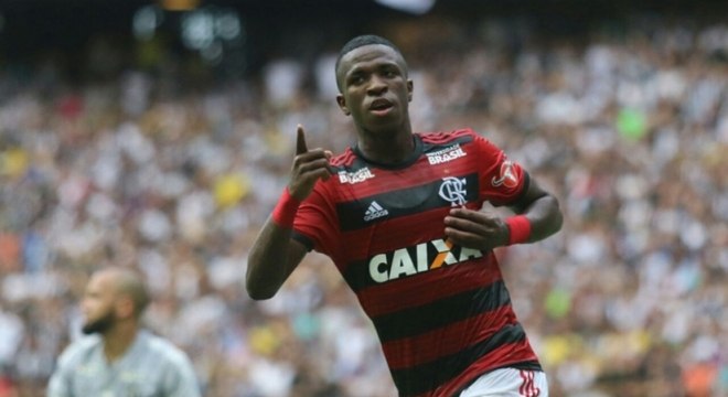 Como completa, em julho, 18 anos, o meia Vinicius Júnior também não deve voltar a vestir a camisa rubro-negra depois do Mundial. O Flamengo vendeu o jovem por 45 milhões de eu