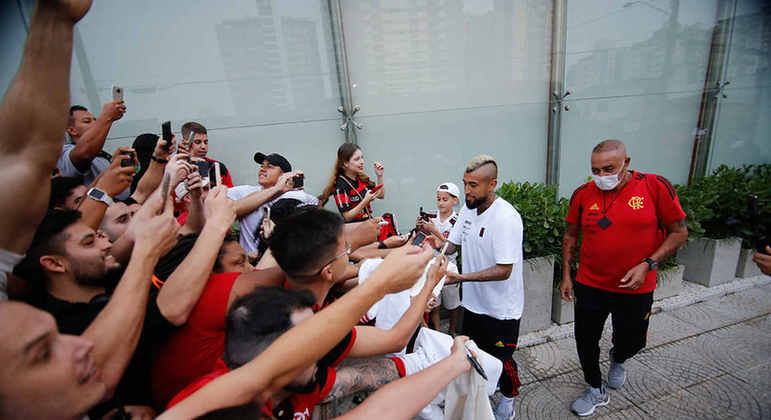 Como é praxe por todo Brasil, a torcida do Flamengo fez a festa na chegada do time a Florianópolis na tarde deste sábado. Confira a seguir imagens de como foi a recepção ao elenco rubro-negro.