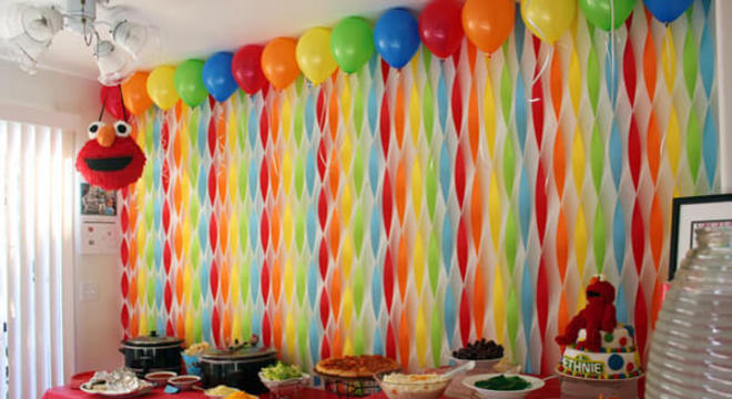 como fazer cortina de papel crepom enrolado