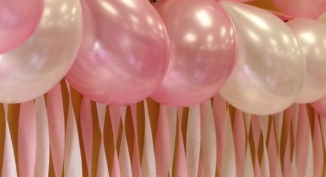 como fazer cortina de papel crepom enrolado