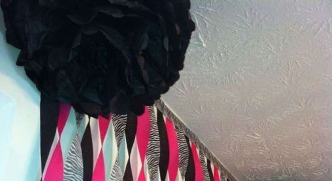 Como fazer cortina de papel crepom enrolado