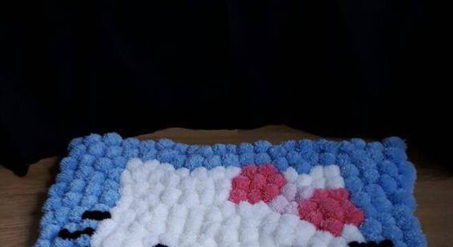Como fazer tapete de pompom com desenho da Hello Kitty