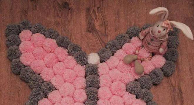 Como fazer tapete de pompom com formato de borboleta rosa e cinza