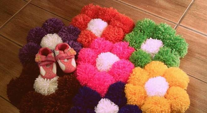Como fazer tapete de pompom em formato de flores