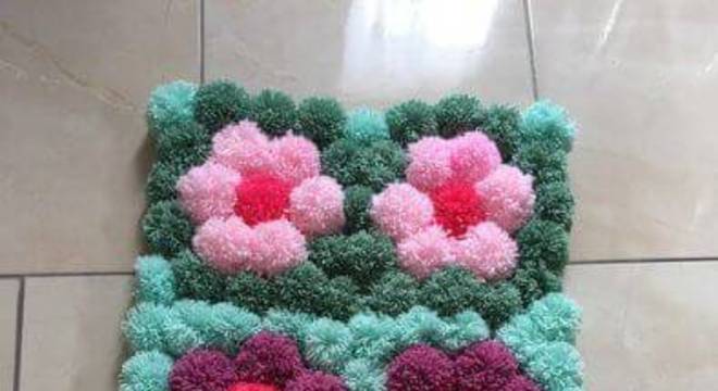 como fazer tapete de pompom florzinhas