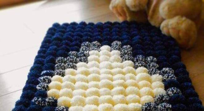 como fazer tapete de pompom losango branco e azul