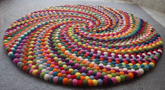 como fazer tapete de pompom redondo colorido