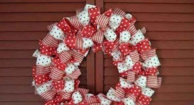 Como fazer um lindo enfeite de natal para porta utilizando fitas