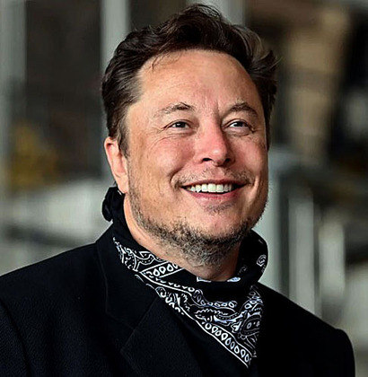 Como já dito, ele é o homem mais rico do mundo e tem uma fortuna estimada em 263 bilhões de dólares, cerca de 1 trilhão de reais. Uma pesquisa da Tipaldi Approve prevê que em 2024 ele vai alcançar 1 trilhão de dólares. Hoje, Elon tem 51 anos. 