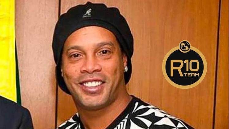Como já sabemos, o Ronaldinho Gaúcho está em todas e no mundo dos eSports não seria diferente. O ex-atleta é dono da R10 Team, uma equipe profissional de Fifa.