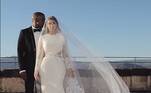 Uma das mulheres que não resistiram ao estilo de Kate Middleton foi ninguém menos, do que Kim Kardashian, que subiu no altar com um vestido Givenchy personalizado, ao se casar com Kanye West na Itália em 2014 