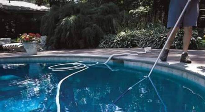 como limpar piscina aspirador e rede