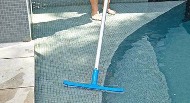 como limpar piscina escova de limpeza