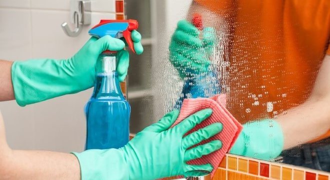 Como limpar vidros de espelho com borrifador e pano