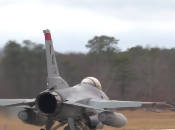 Como resposta, aeronaves de combate F-16 foram despachadas para interceptar o avião, que acabou caindo numa região montanhosa no estado da Virgínia.