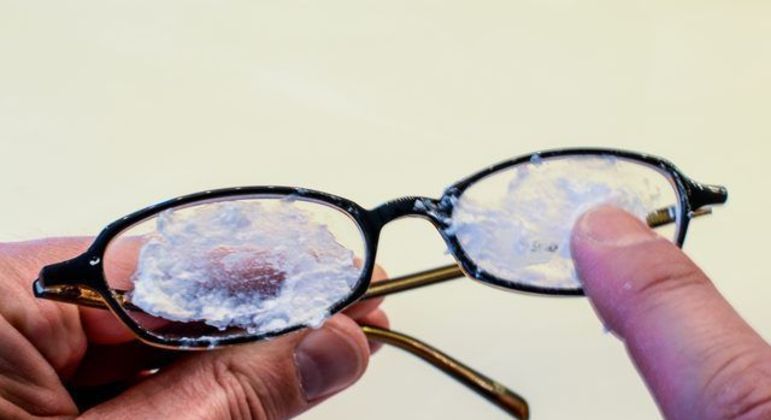 Como tirar arranhões de óculos - o que fazer para proteger as lentes