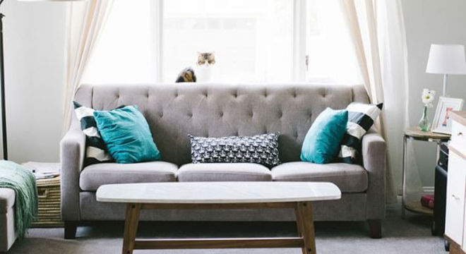 como-tirar-mancha-de-caneta-de-sofa-cinza-foto-the-sleep-advisor