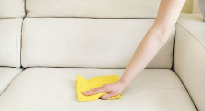 como-tirar-mancha-de-caneta-do-sofa