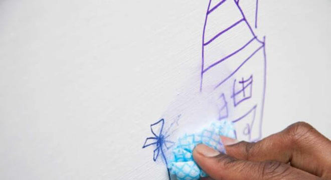 como-tirar-mancha-de-caneta-foto-cleanpedia