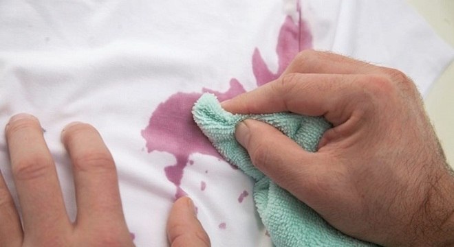 Como tirar mancha de vinho com pano macio