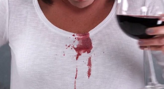 Como tirar mancha de vinho de camiseta branca