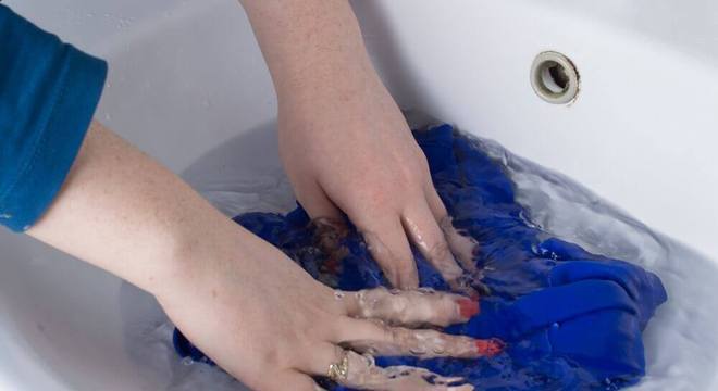 como tirar mofo de roupa colorida