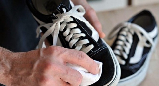 Como tirar mofo dos sapatos