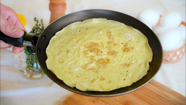 Como uma variação da tapioca, pode ser preparada com queijo e outros recheios, como presunto, ricota, frango etc. Comumente, leva apenas ovo, farinha de tapioca e sal. 