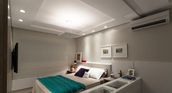 comoda branca com tampo de vidro para quarto de casal com comoda